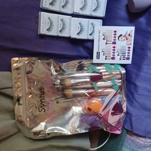 MAKE UP , LASHES, AND MAKE UP BRUSH SET